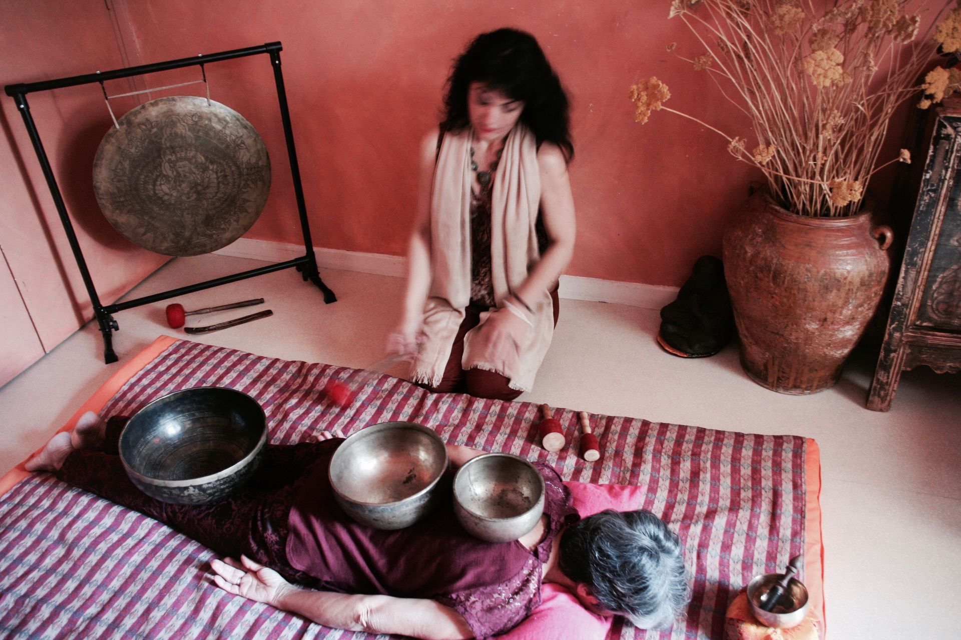 Harmonisation sonore individuelle aux bols chantants tibétains - Padma-Gitam par Neelam Saravana